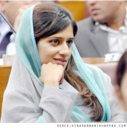 美人すぎる外相がインド人の興味の的！