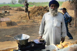 インドに古代から伝わる砂糖づくりの現場を発見しました！