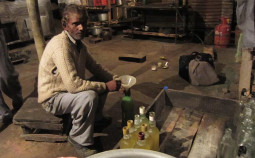 死ぬかもしれない密造酒を森の中に飲みに行く