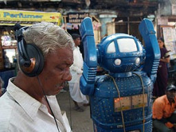 気分は70年代!? ロボットが占うインド