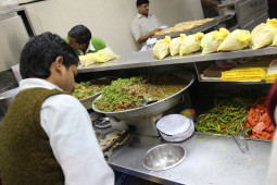 もっちもちのあげパンがカレーと相性バッチリ！　デリーの名店SITA RAM DIWAN CHAND
