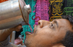 インド人の不思議な水の飲み方について考察する