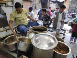 油を食べるカレー ニハリについて【ティラキタ駱駝通信 4月8日号】