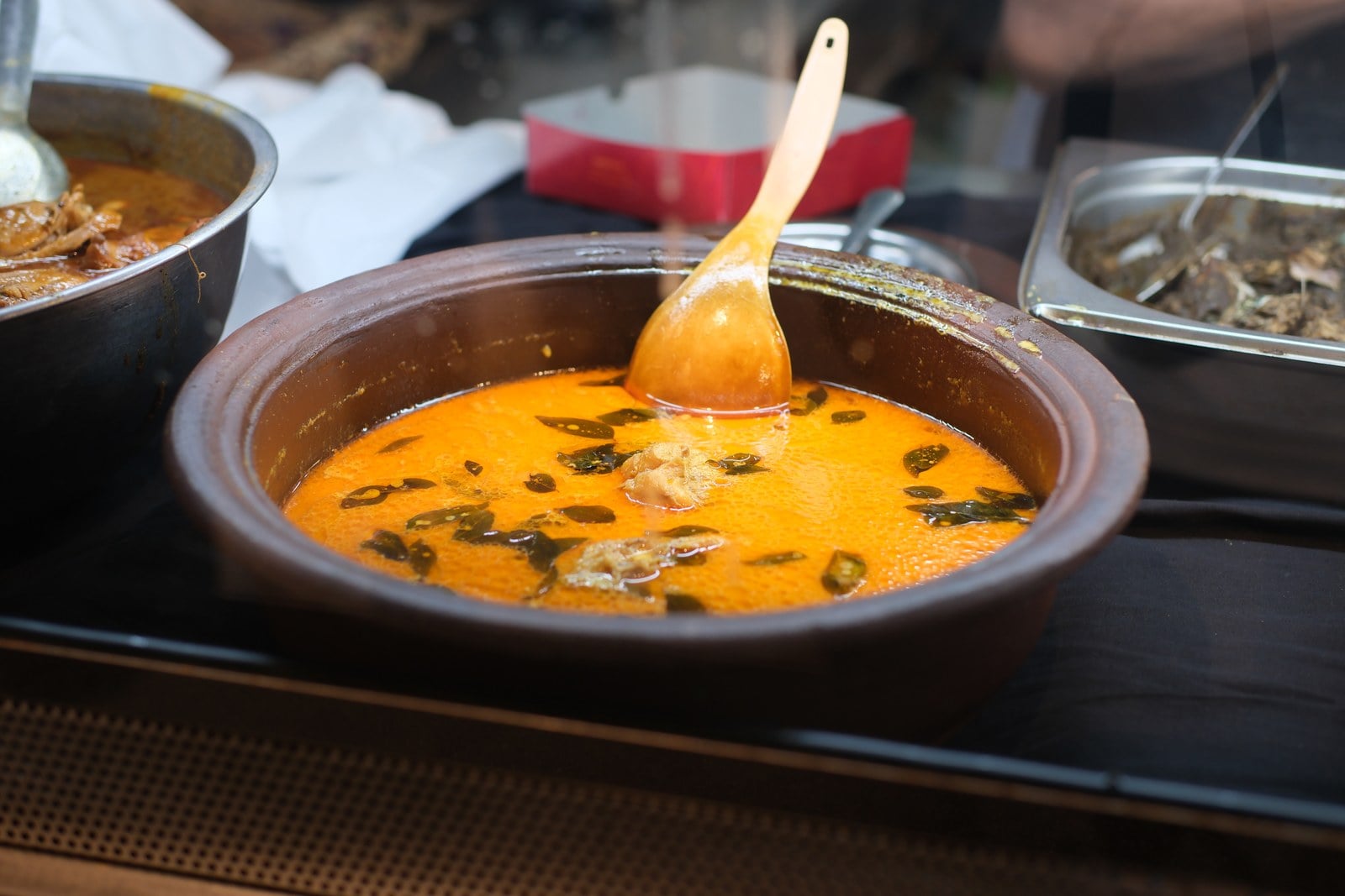 スリランカで出会った、食卓の中のテラコッタ。器と一緒に、こんな風景もお届けできたらと思います。