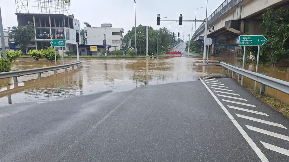 茶色い洪水が道路を覆い、沿道の建物の周囲まで広がっています。ディトワの洪水を扱った研究論文に掲載された、カドゥウェラ付近の浸水の様子。訪問した工房とは別の場所の写真です。